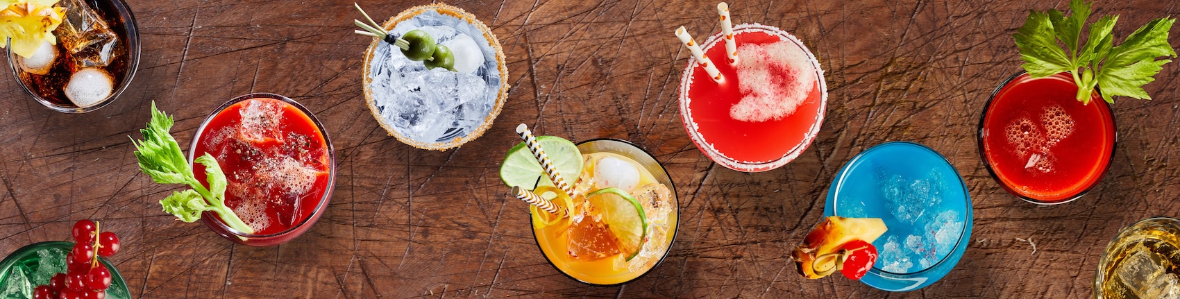 Auswahl verschiedener bunter Cocktails