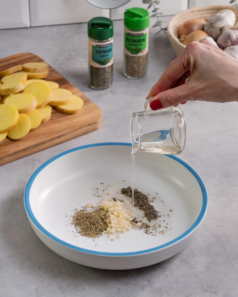 Dieses Bild zeigt, wie die Marinade gemacht wird.