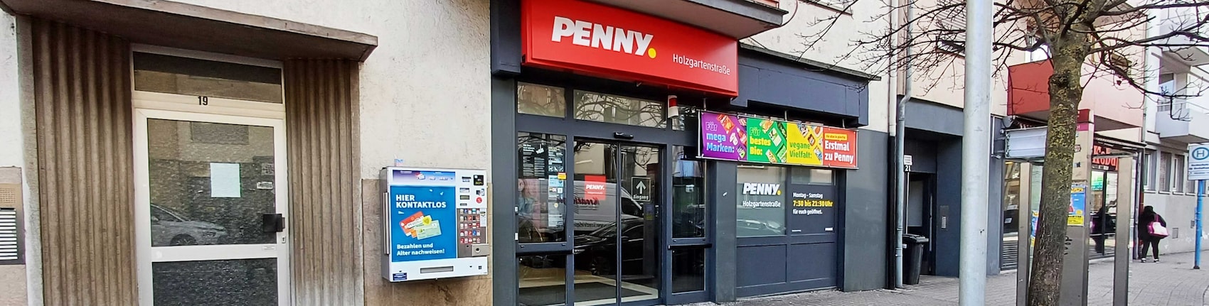 Sie sehen den Eingang vom Penny Markt in Pforzheim, Holzgartenstr.17,19/Untere Augasse