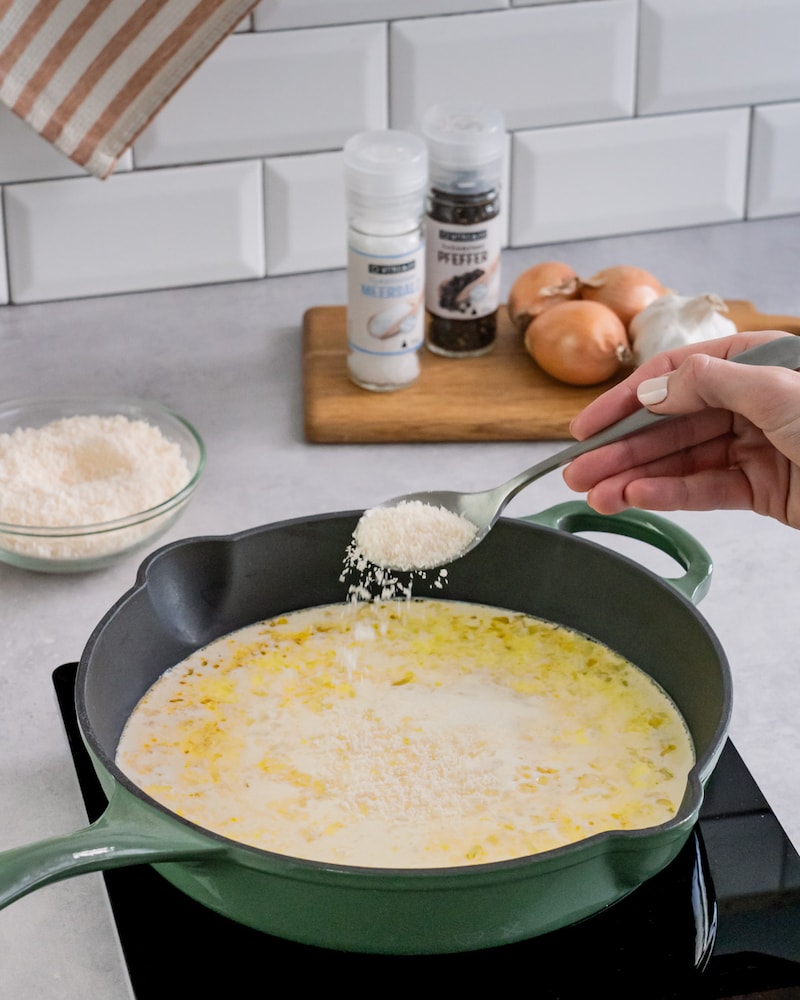 Diese Bild zeigt wie die Soßen mit Grana Padano gewürzt wird.