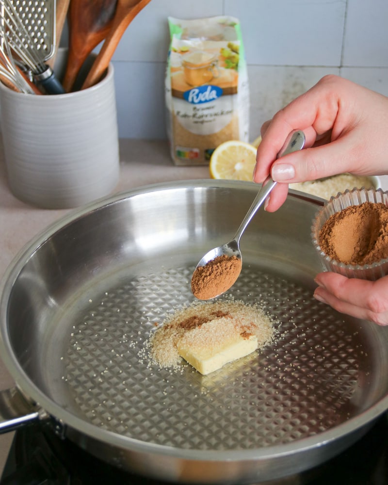 Dieses Bild zeigt wie die Butter und der Zimt in der Pfanne sind.