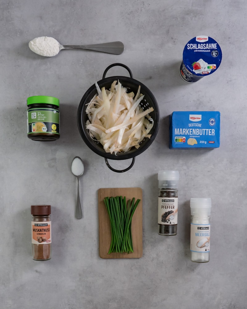 Auf diesem Bild siehst du alle Zutaten, die du für unsere cremige Spargelsuppe benötigst.