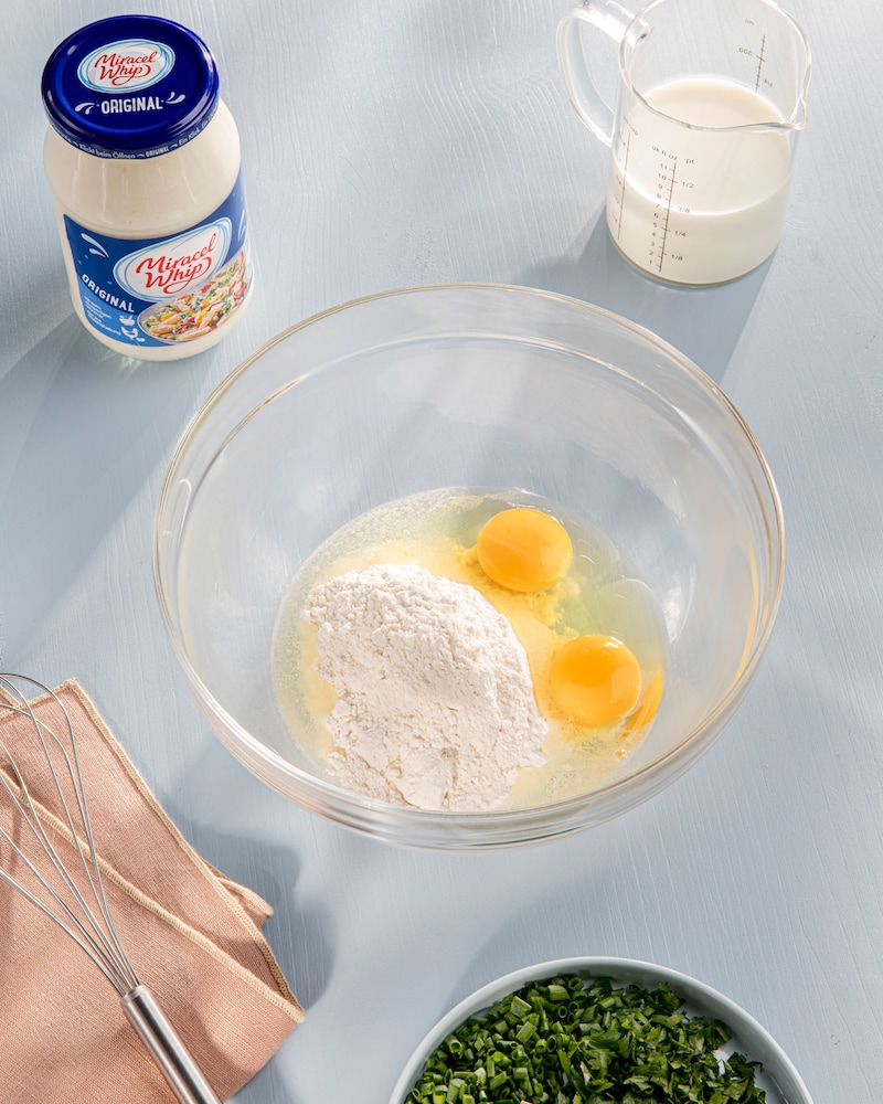Dieses Bild zeigt die Zutaten für den Teig in einer Schüssel.