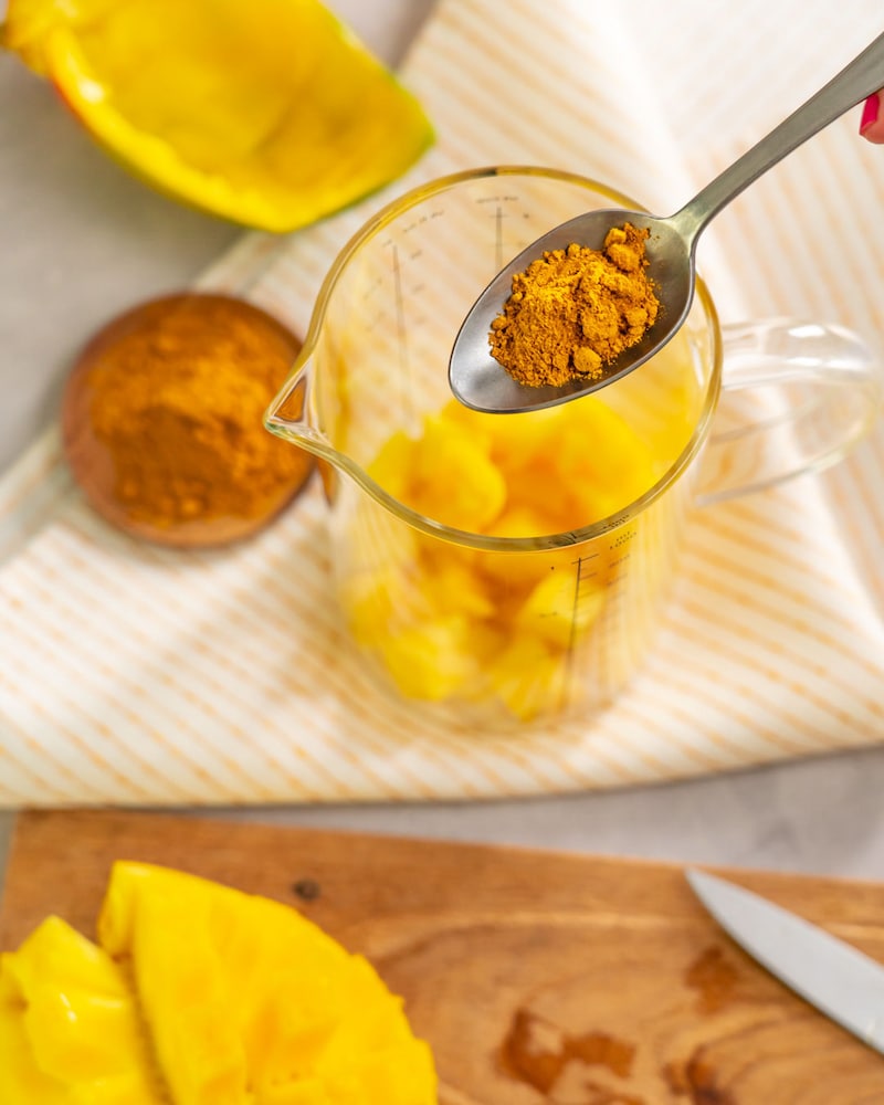 Dieses Bild zeigt die geschnittene Mango und das Currypulver.