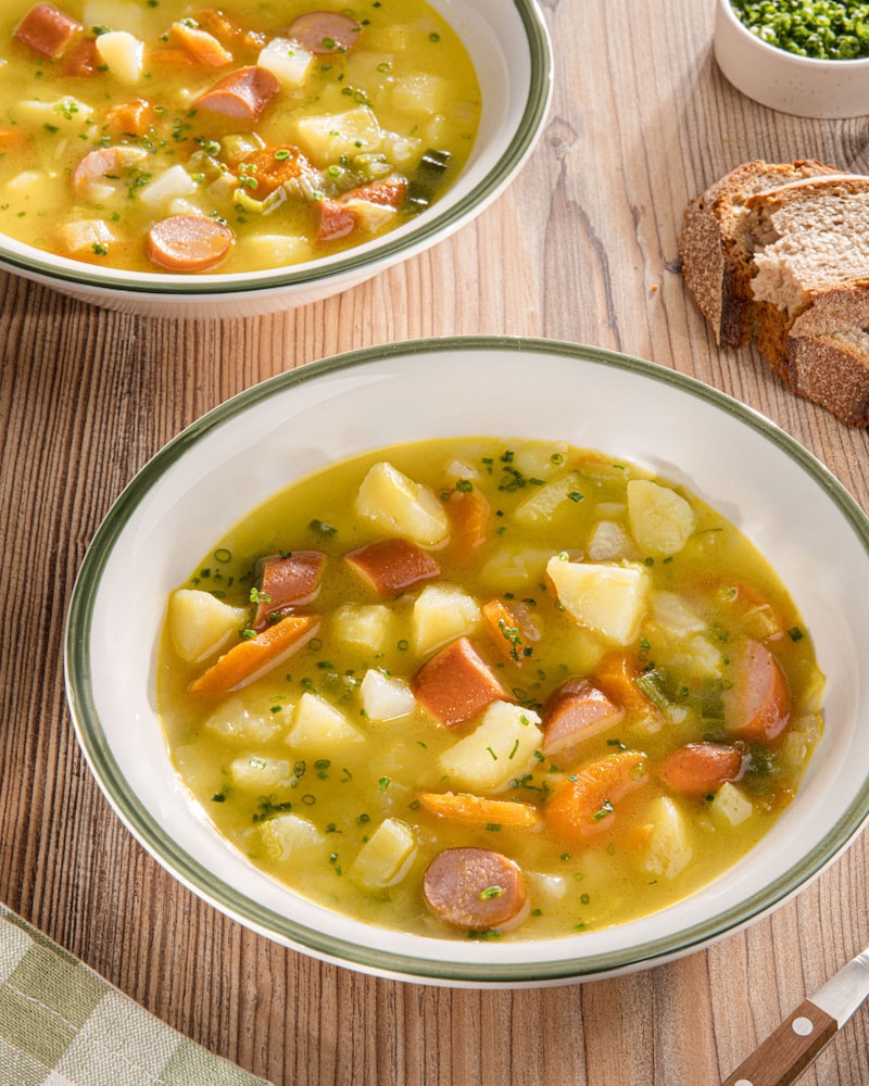 Dieses Bild zeigt die fertige klassiche Kartoffelsuppe.