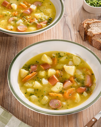 Dieses Bild zeigt die fertige klassiche Kartoffelsuppe.