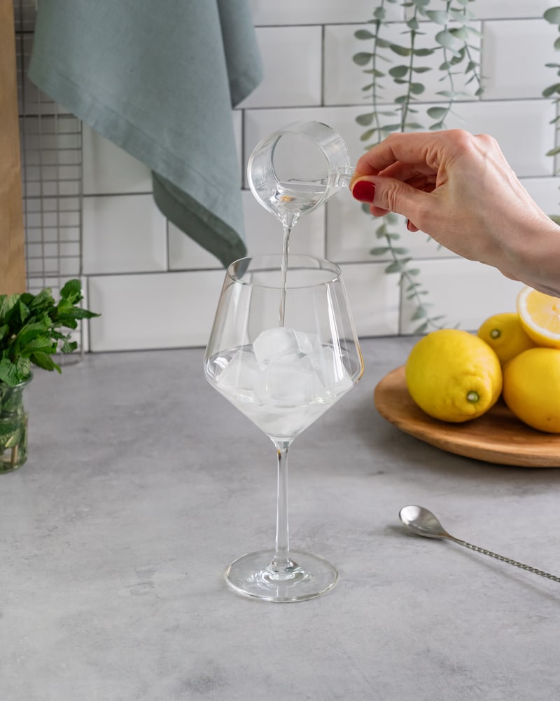Diese Bild zeigt wie der Prosecco zum Wermut gegeben wird.