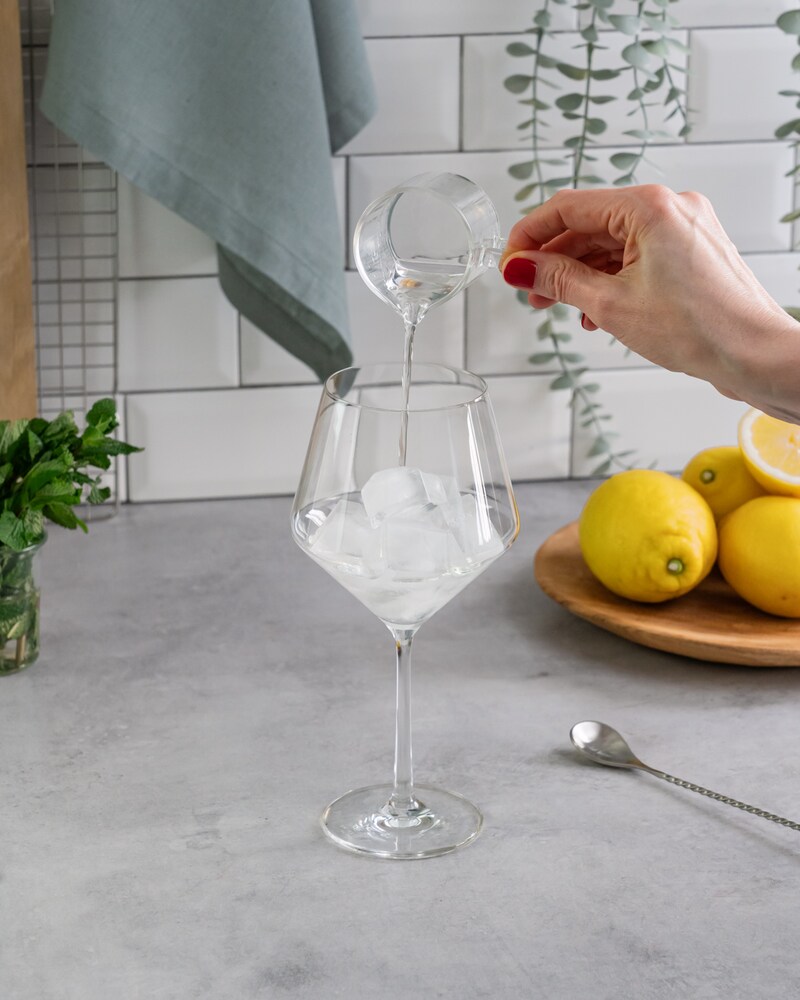 Diese Bild zeigt wie der Prosecco zum Wermut gegeben wird.