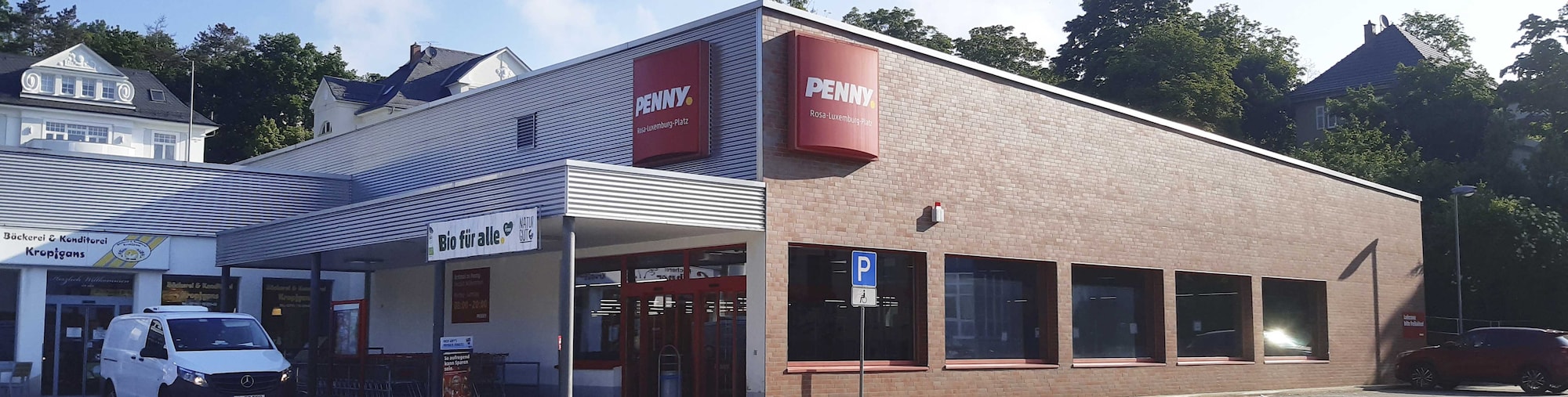 Sie sehen den Eingang vom Penny Markt in Plauen Rosa-Luxemburg-Platz 5