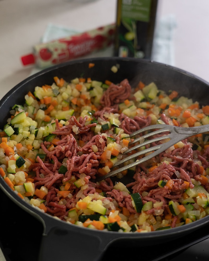 Dieses Bild zeigt wie Veggiehack dazugegeben wird.