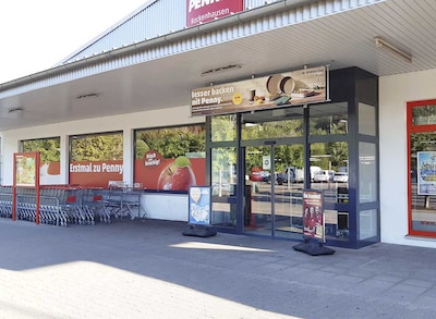 Sie sehen den Eingang vom Penny Markt in Rockenhausen, Kaiserslauterer Str. 11