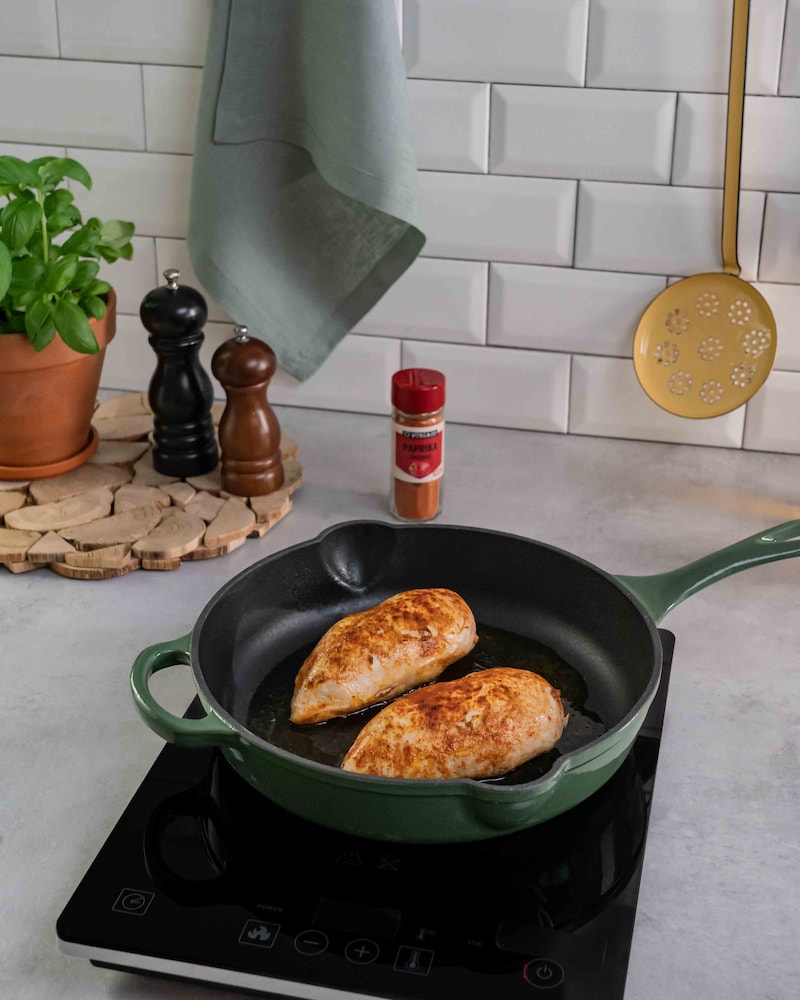 Dieses Bild zeigt wie die Hähnchenbrust angebraten wird.