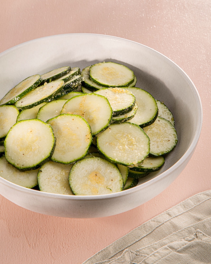 Dieses Bild zeigt die marinierten Zucchinischeiben.