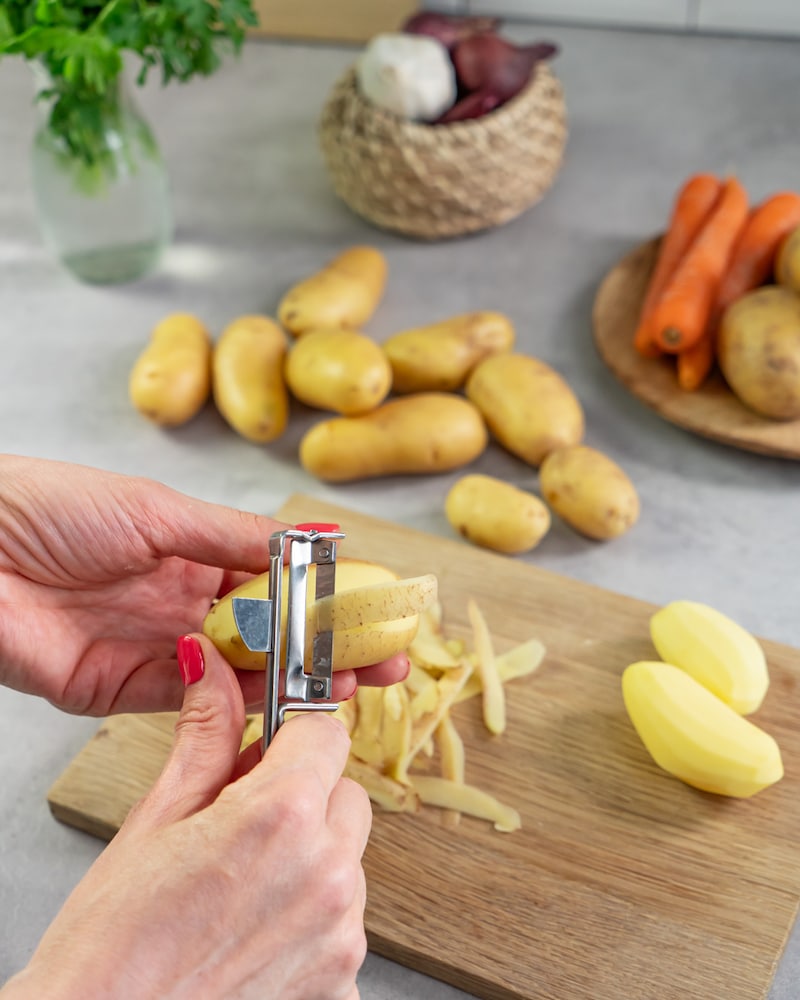 Dieses Bild zeigt wie die Kartoffeln geschält werden.