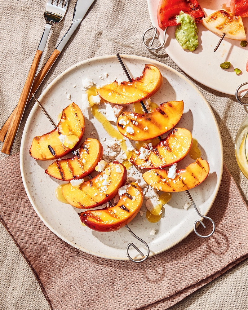 Pfirsichspiesse-mit-Gold-Sirup und Genuss-Hirte-Topping