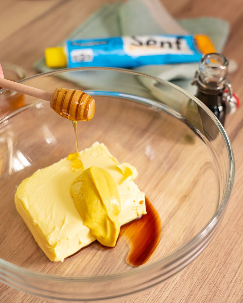 Dieses Bild zeigt die Zutaten für die Honig-Senf-Butter in der Schüssel.