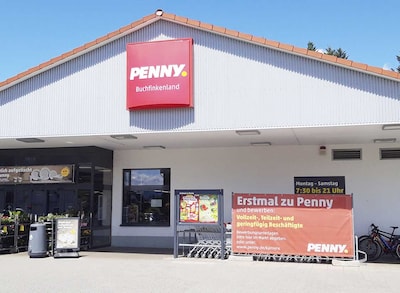 Sie sehen den Eingang vom Penny Markt in Usingen, Weilburger Str. 16