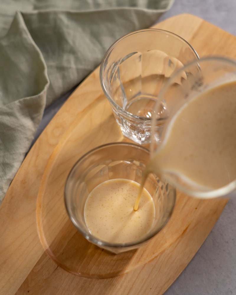 Dieses Bild zeigt wie die Panna-Cotta in ein Glas gegeben wird.