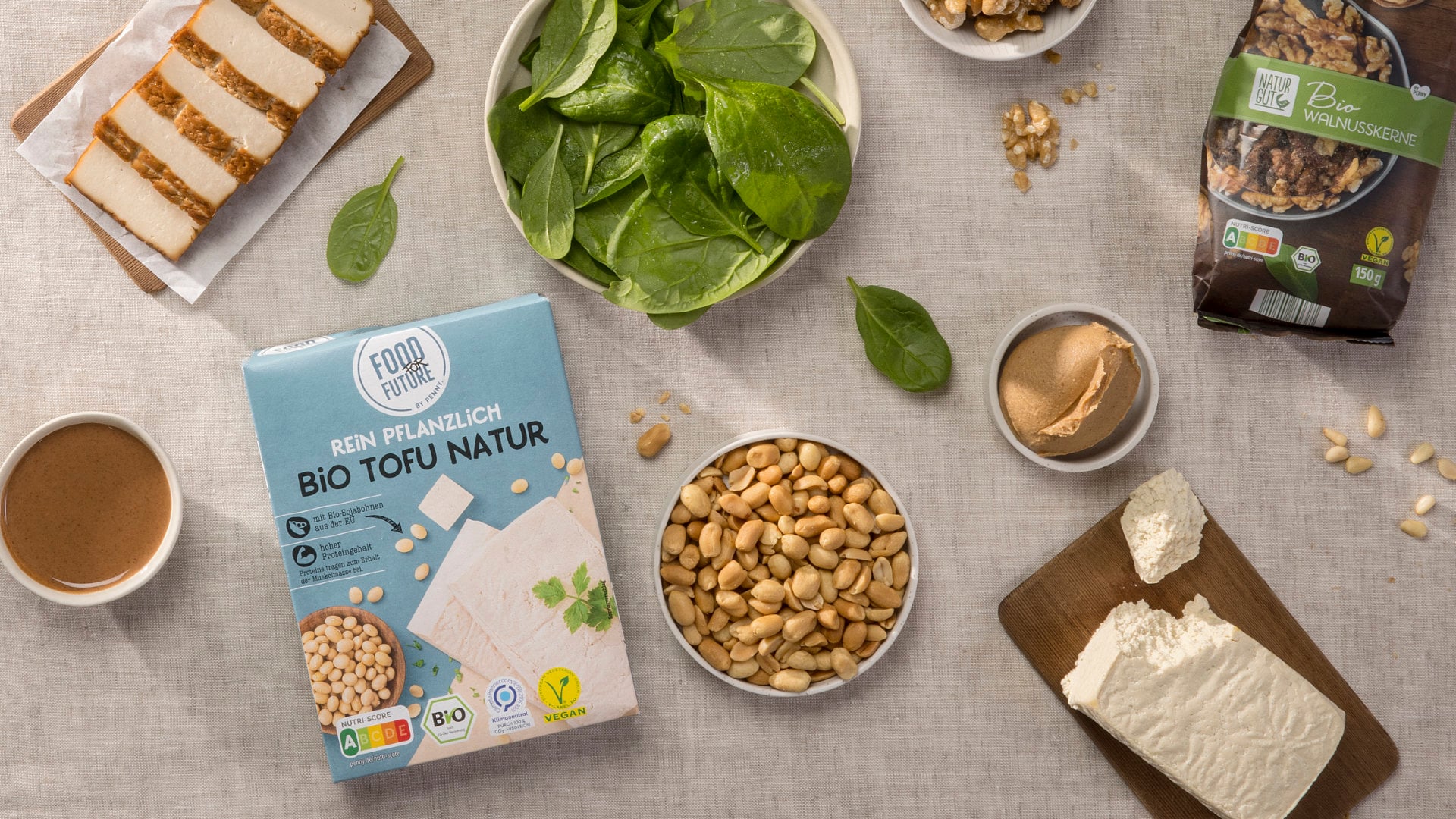Tisch mit Tofu, unterschiedlichen veganen Gerichten und Food for Future-Produkten drauf.