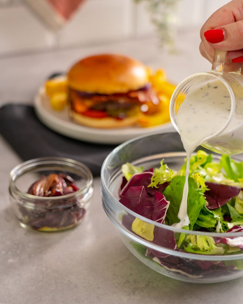Dieses Bild zeigt wie das Dressing auf den Salat gegeben wird.