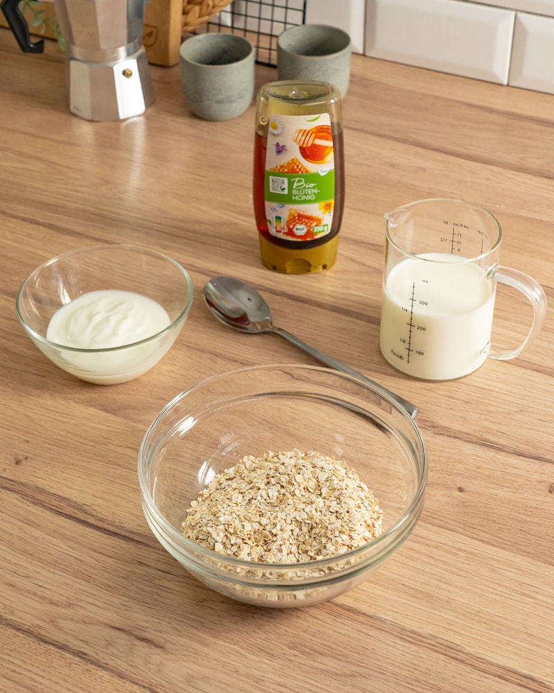 Dieses Bild zeigt die Zutaten für die Overnight Oats ohne Verpackung.