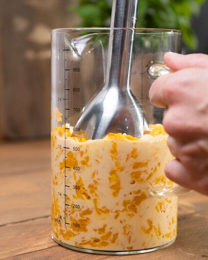 Auf diesem Bild siehst du wie der geriebene Kürbis zu einer Creme püriert wird.