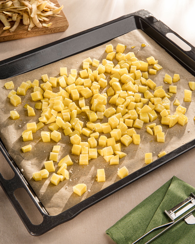 Dieses Bild zeigt die Kartoffelstücke auf einem Blech.