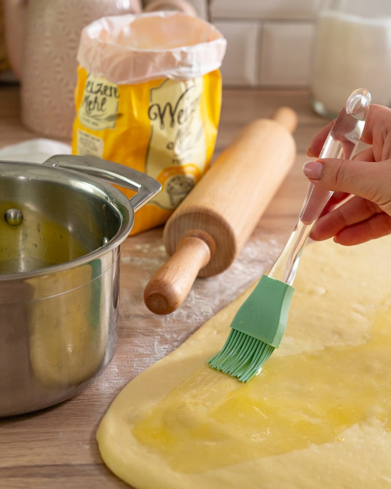 Zimtschnecken-Kuchen mit Blaubeersauce
