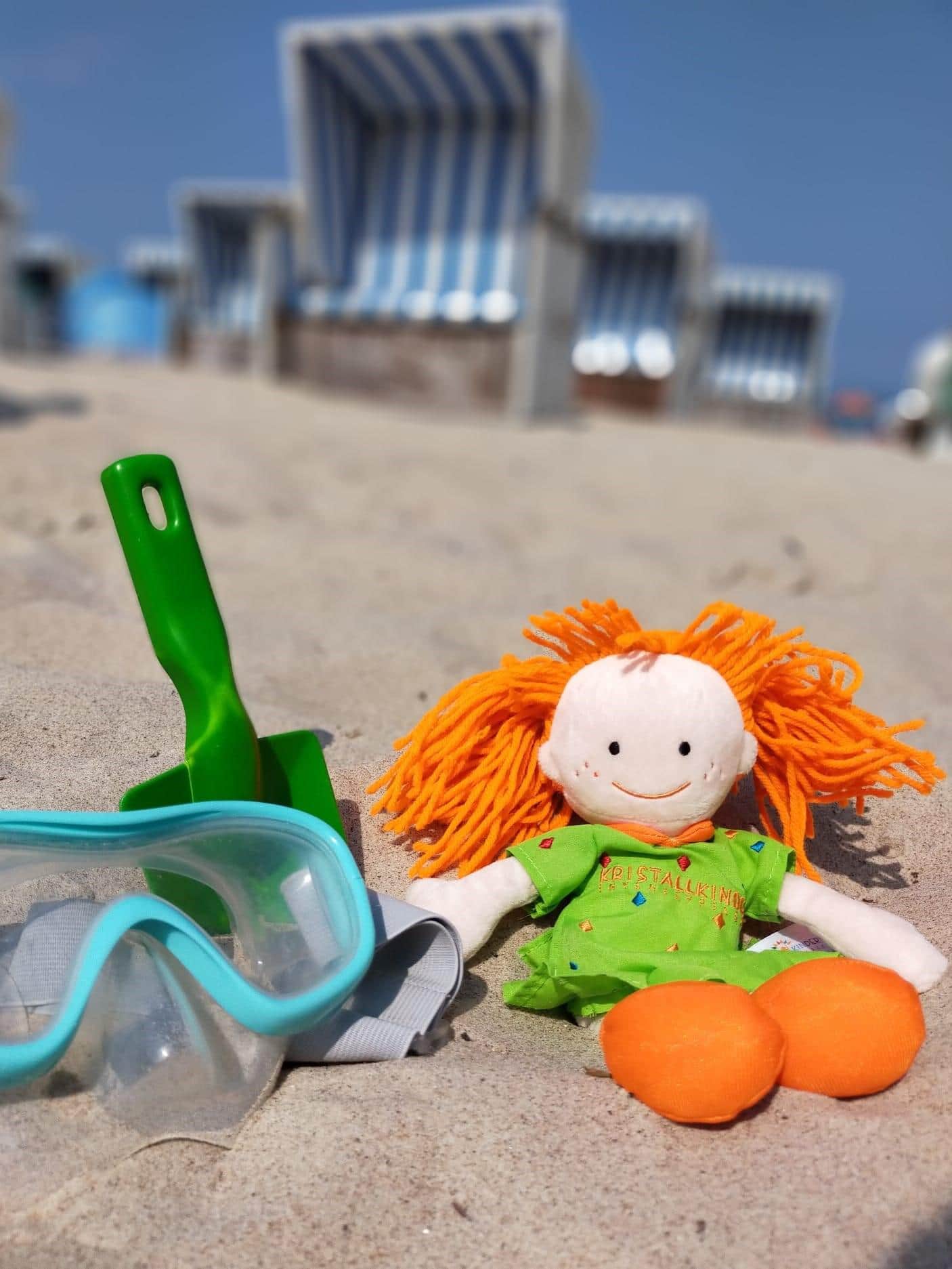 Eine Puppe am Strand