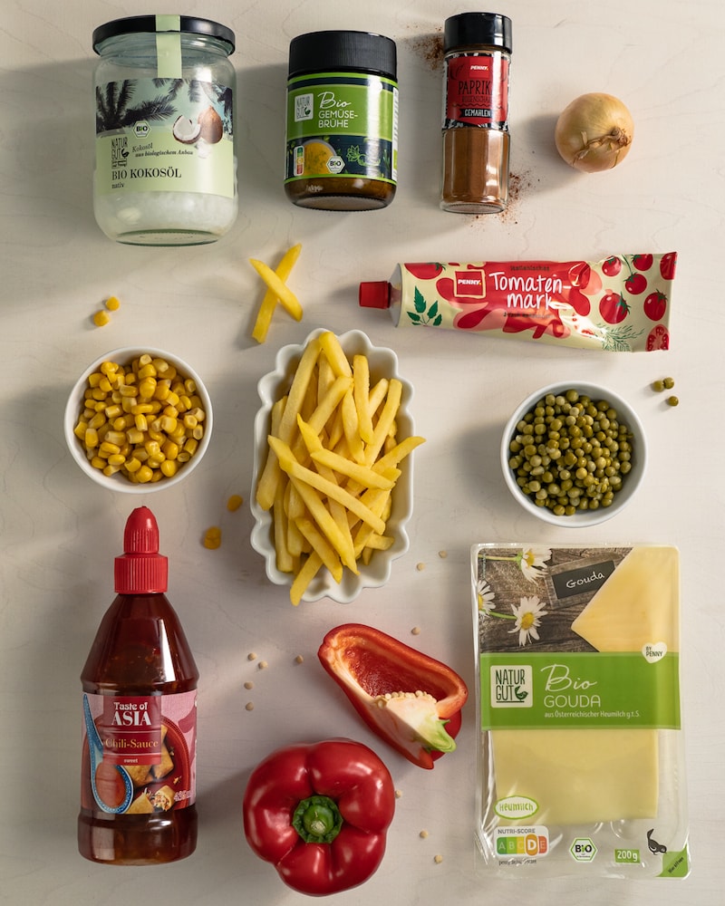 Auf diesem Bild siehst du alle Zutaten für unsere Überbackenen Chili-Pommes.