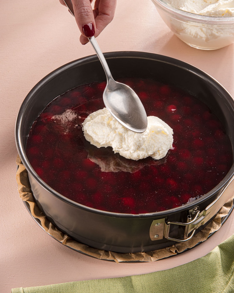 Dieses Bild zeigt wie die Creme auf den Kuchen gegeben wird.