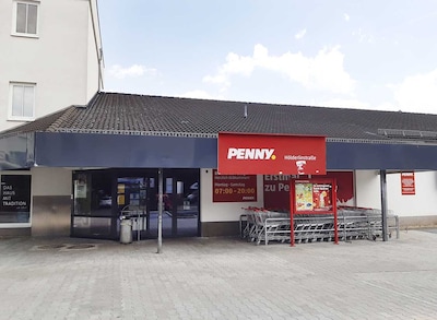 Sie sehen den Eingang vom Penny Markt in Zwickau Hoelderlinstr. 10
