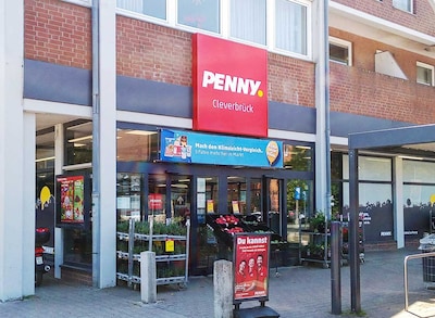 Sie sehen den Eingang vom Penny Markt in Stockelsdorf Lohstr. 178
