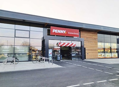 Sie sehen den Eingang vom Penny Markt Kranenburg Großen Haag 10