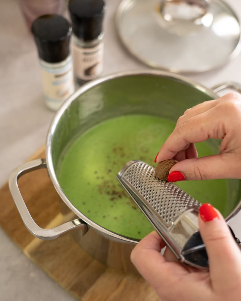Dieses Bild zeigt wie zur Suppe noch frischer Muskat hinzugegeben wird.