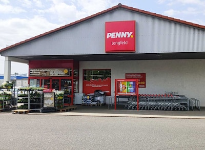 Sie sehen den Eingang vom Penny Markt in Wuerzburg/Lengfeld Am Handelshof 5