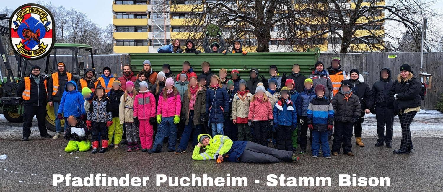 Kinder und Vereinsmitglieder laecheln in die Kamera