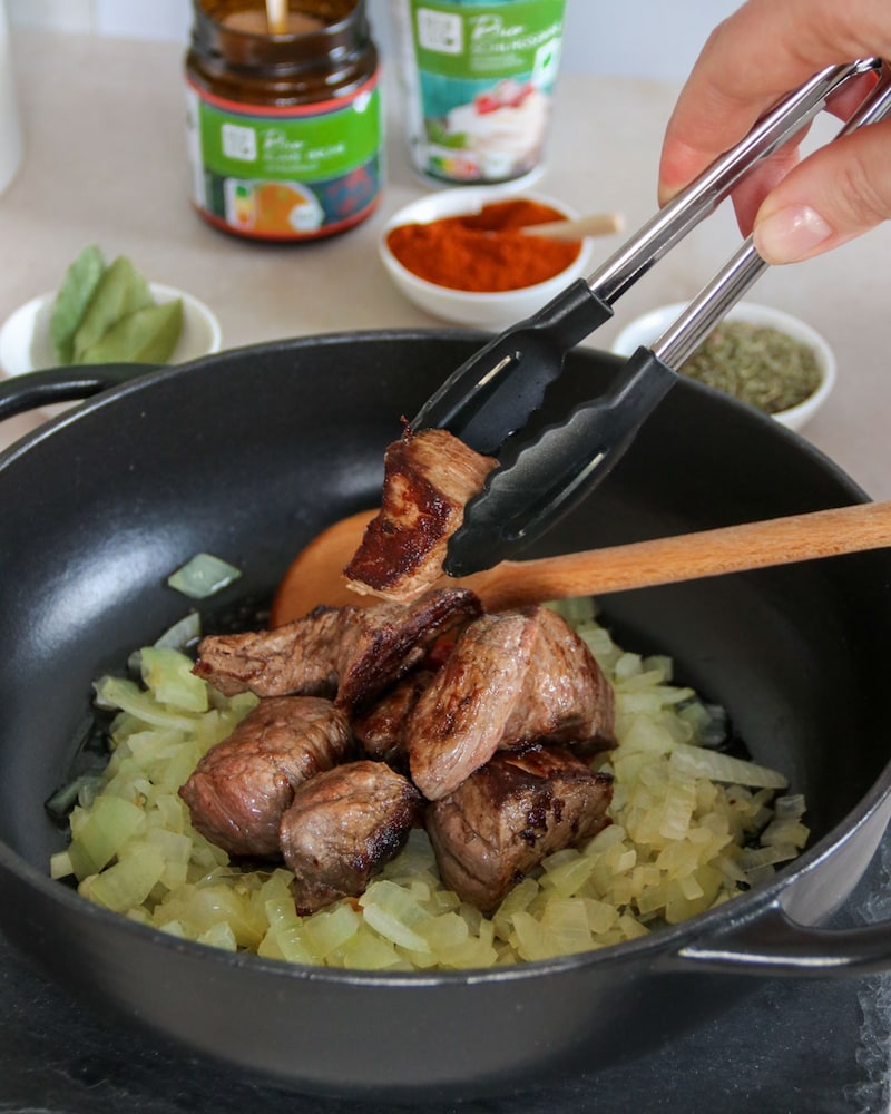 Dieses Bild zeigt die Zwiebeln und das Fleisch in der Pfanne.
