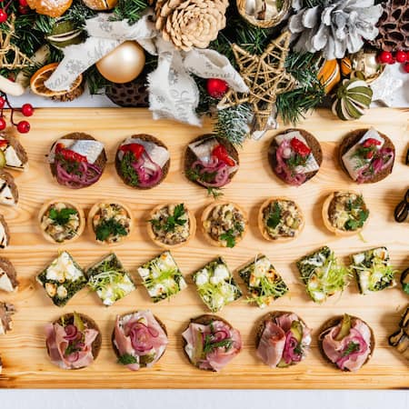 Bunte Vorspeisenplatte mit Häppchen