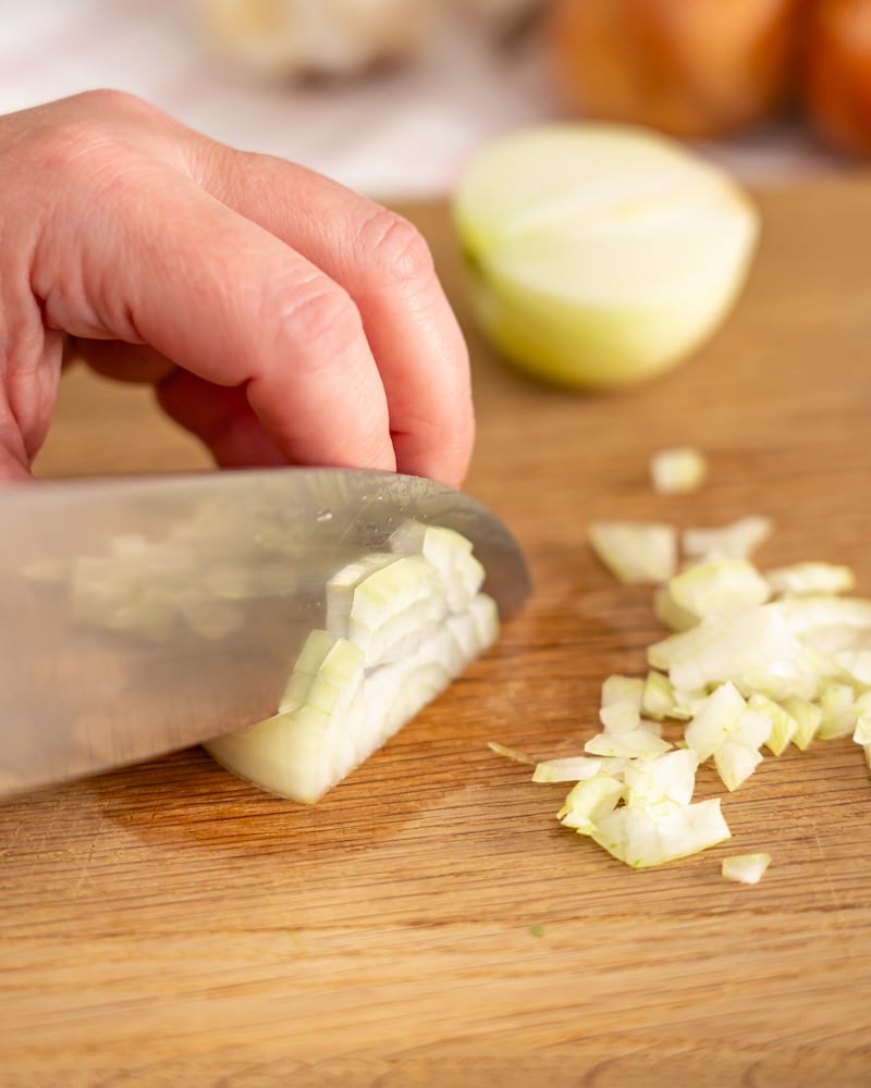 Dieses Bild zeigt wie die Zwiebel geschnitten wird.