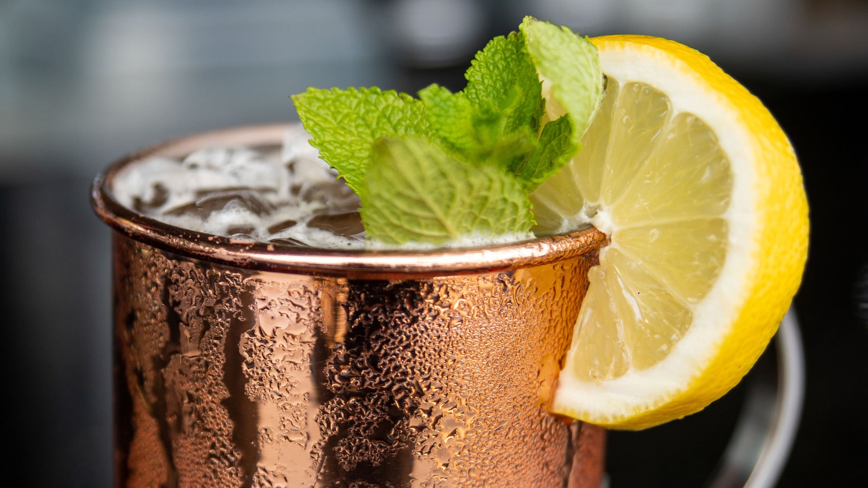 Heißer Gin im Becher mit Zitrone