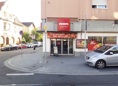 Sie sehen den Eingang vom Penny Markt in Ludwigshafen/Friesenheim, Hagelochstr. 47-51
