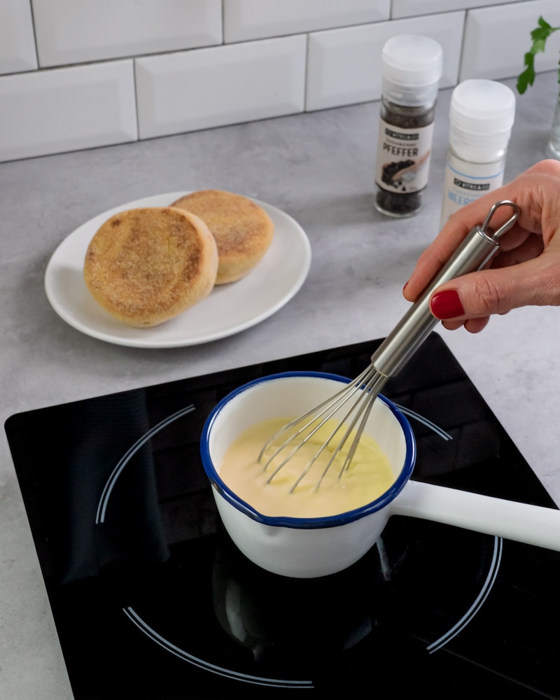 Dieses Bild zeigt die angerührte Sauce Hollandaise.
