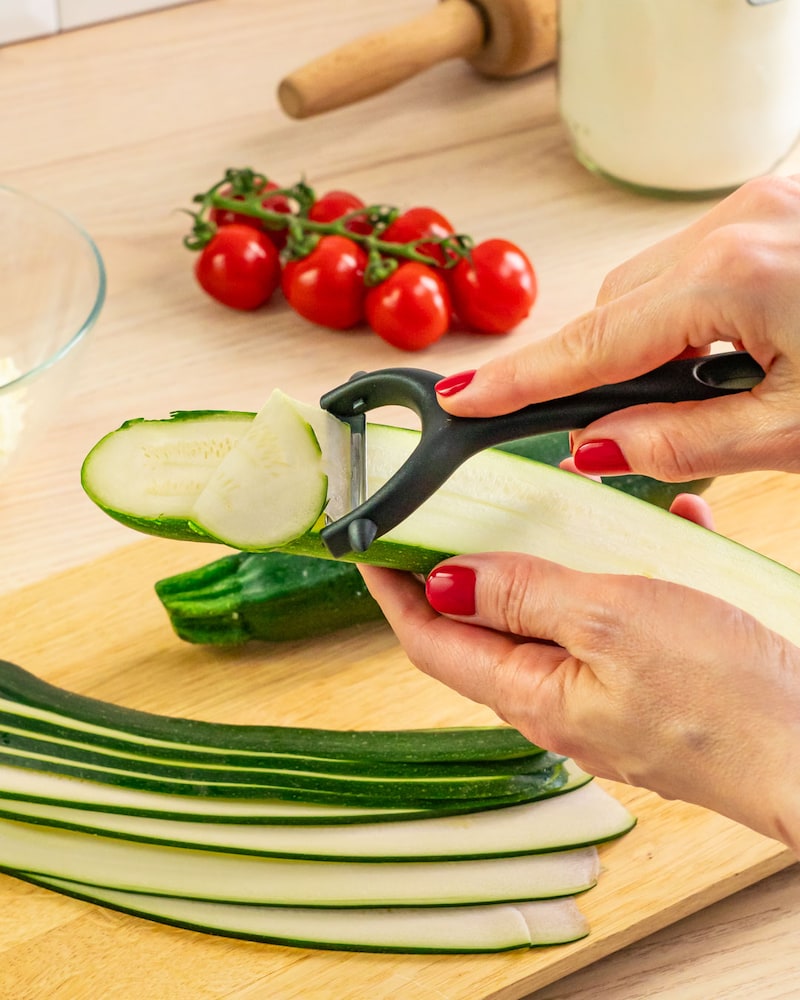Dieses Bild zeigt wie die Zucchini geschnitten wird.