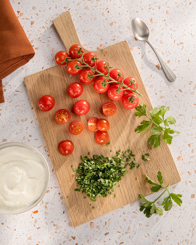 Dieses Bild zeigt die geschnittenen Tomaten und Kräuter.