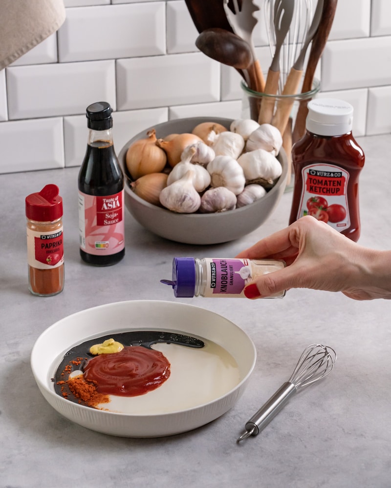 Dieses Bild zeigt wie die Marinade gemacht wird.