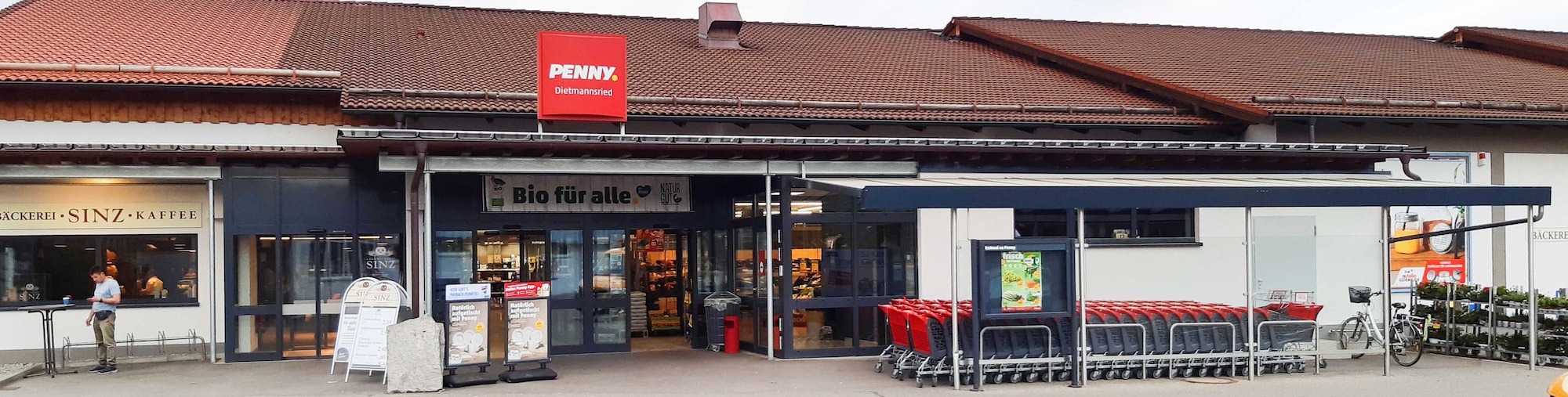 Sie sehen den Eingang vom Penny Markt in Dietmannsried Heisingerstraße 23