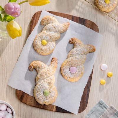 Dieses Bild zeigt die fertigen Osterhasen aus Mürbeteig.