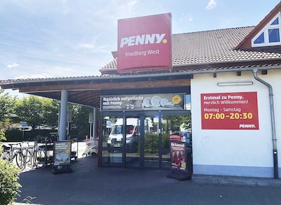 Sie sehen den Eingang vom Penny Markt in Friedberg, Strassheimer Str. 1