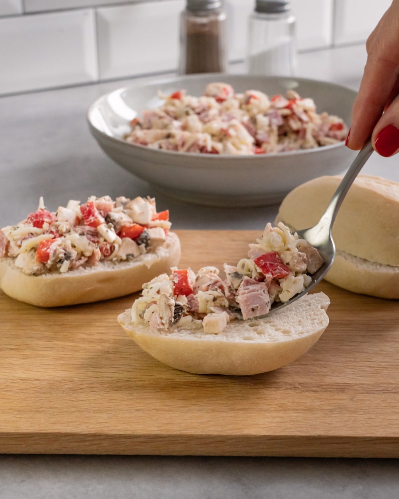 Dieses Bild zeigt wie die Brötchen belegt werden.